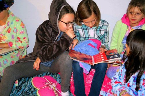 Choosing Discussion! Group Discussion About Nail Art At The Spa Party! Choosing Discussion! Group Discussion About Nail Art At The Spa Party!