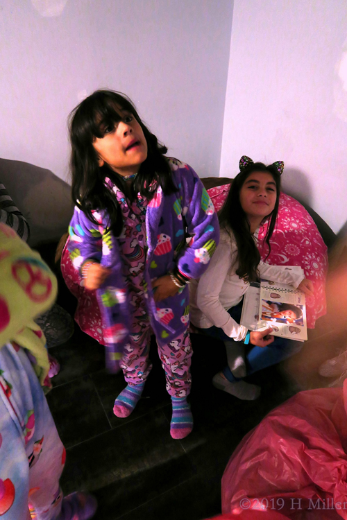 Choosing Spa Robes! Party Guests Choose Kids Spa Robes! Choosing Spa Robes! Party Guests Choose Kids Spa Robes!