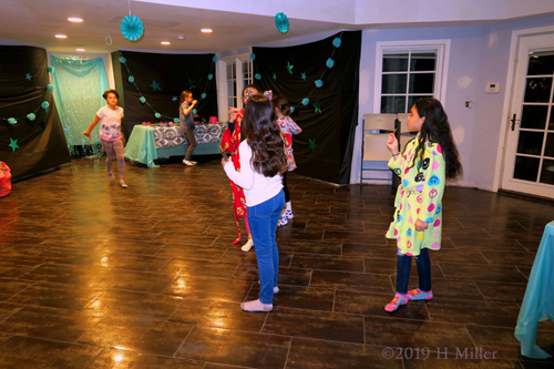 Dance Floor And Decor! Kids Spa Party Decor Leaves Lots Of Room To Party!
