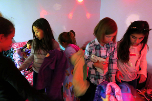 Flashing Lights And Robe Fittings! Spa Party Guests Get Kids Spa Robes! Flashing Lights And Robe Fittings! Spa Party Guests Get Kids Spa Robes!