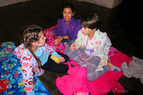 Hairstyles And Hang Outs! Spa Party Guests Chill With New Kids Hairstyles! 
