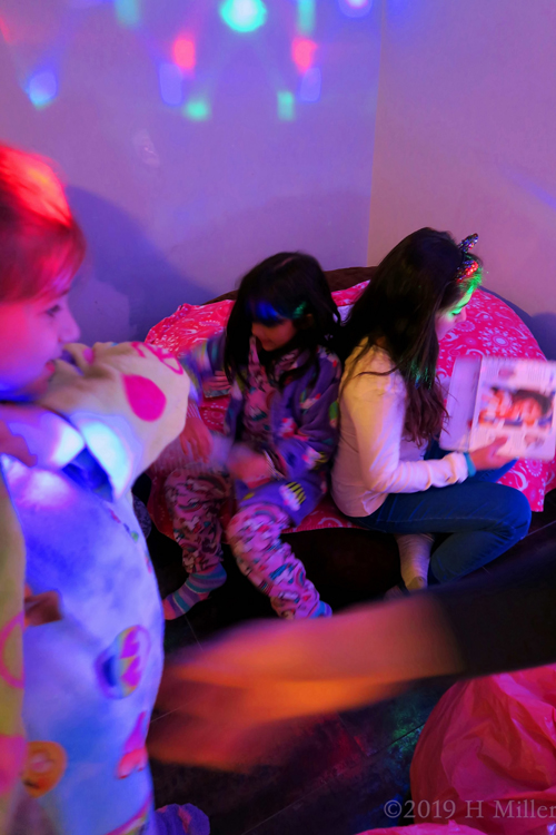 Lights And Cameras! Candid Photo Of Party Guests! Lights And Cameras! Candid Photo Of Party Guests!