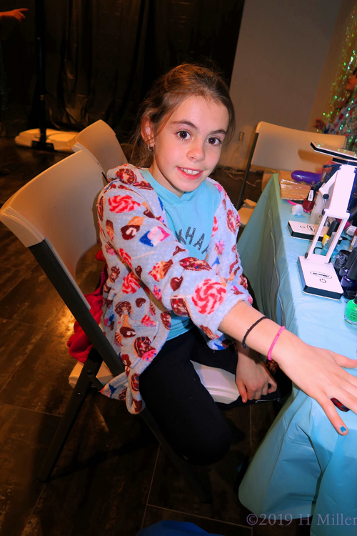 Making A Mani! Kids Mani On The Spa Party Guest! Making A Mani! Kids Mani On The Spa Party Guest!