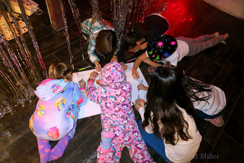 Party Guests Signing The Spa Birthday Card In Style! Party Guests Signing The Spa Birthday Card In Style!