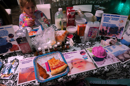 Pizza On Plates! Snacktime For Party Guests! Pizza On Plates! Snacktime For Party Guests!