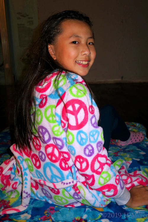 Sitting And Smiling After Facials For Girls! Party Guest Poses! Sitting And Smiling After Facials For Girls! Party Guest Poses!