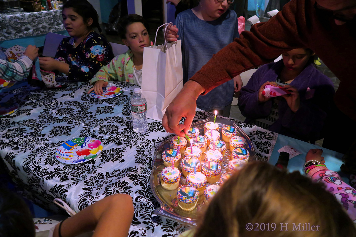 Celebrating Spa Birthday Parties! Cupcakes Have Candles! 1