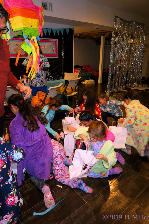 Got Goodies On The Ground! Pinata Fun At The Kids Spa! Got Goodies On The Ground! Pinata Fun At The Kids Spa!