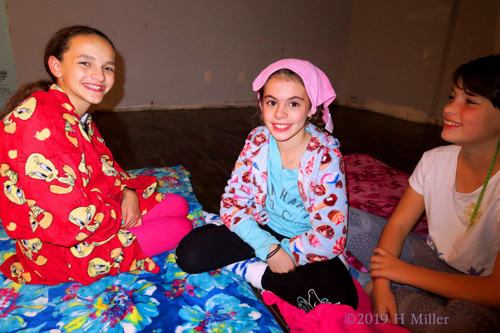 Hair Mask Hangs! Three Party Guests At The Spa Party! Hair Mask Hangs! Three Party Guests At The Spa Party!