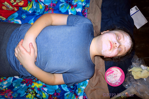 Laid Back Lounging! Kids Facial On Spa Party Guest! Laid Back Lounging! Kids Facial On Spa Party Guest!