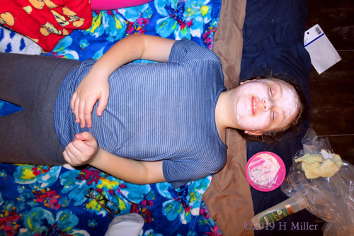 Lounging And Laid Back Vibes! Kids Facial On Spa Party Guest! Lounging And Laid Back Vibes! Kids Facial On Spa Party Guest!