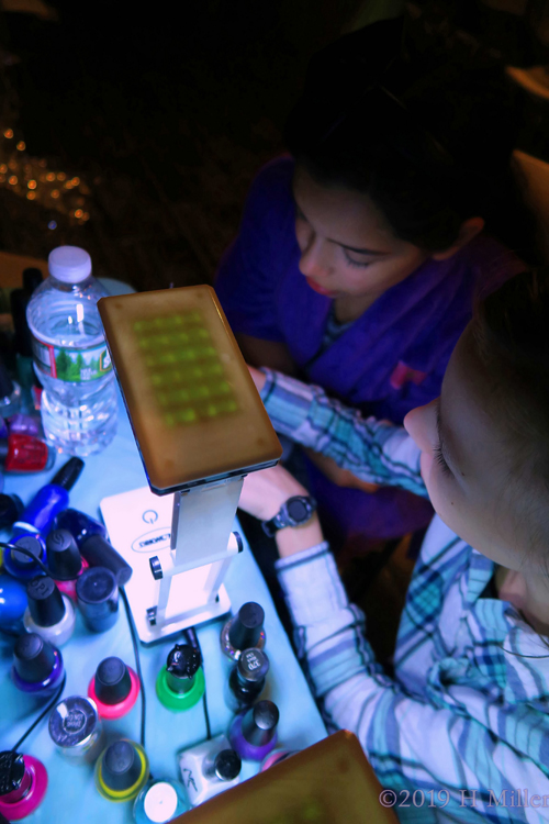 Magic Mani Drying! Kids Mani On Party Guests Are Left To Dry Magic Mani Drying! Kids Mani On Party Guests Are Left To Dry