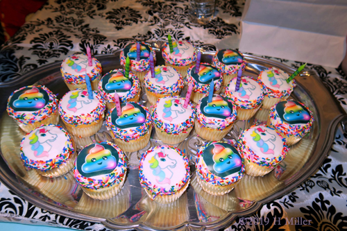 Rainbow Emoji And Unicorns! Birthday Cupcakes At The Spa Party! 