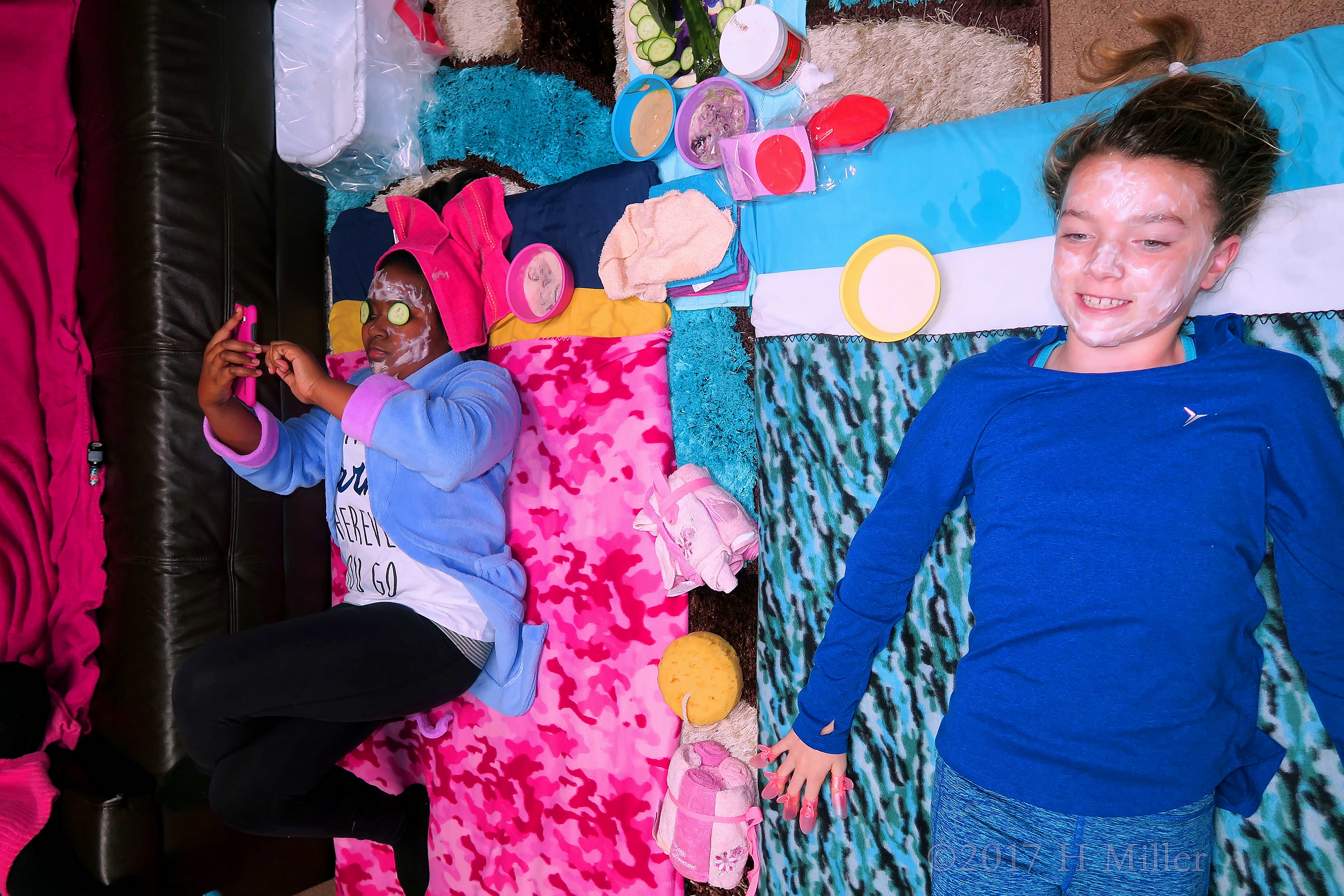 These Girls Are Chilling With Their Kids Facial Masks On These Girls Are Chilling With Their Kids Facial Masks On