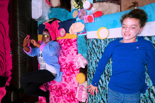 These Girls Are Chilling With Their Kids Facial Masks On These Girls Are Chilling With Their Kids Facial Masks On