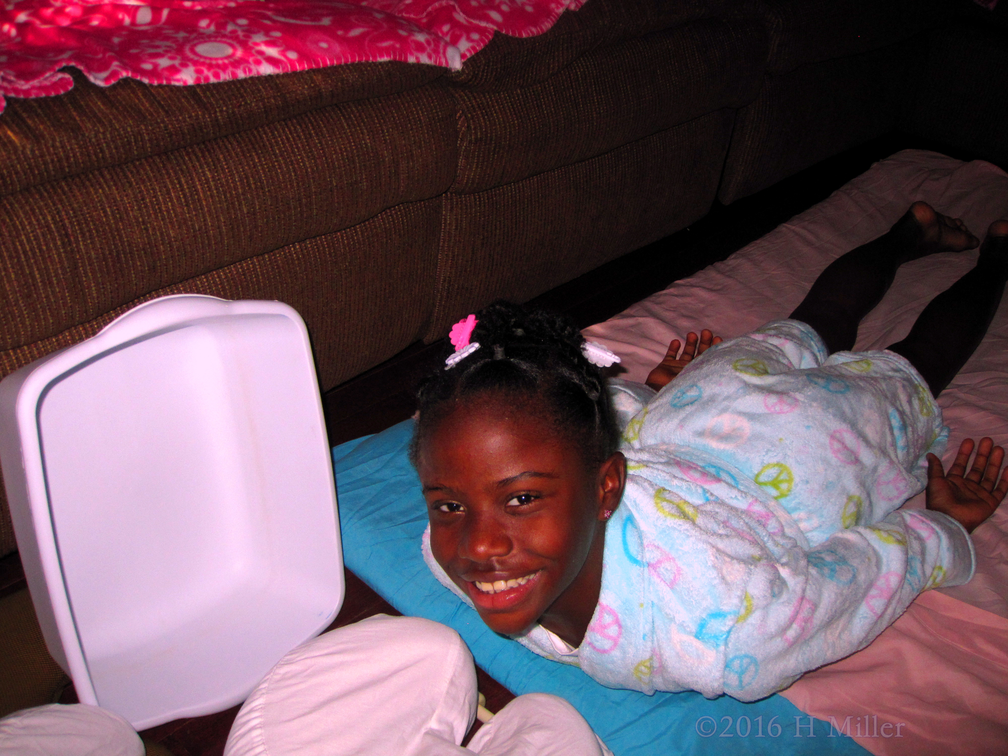 Peace Sign Spa Robed Guest With Happy Smiles During Kids Massage! Peace Sign Spa Robed Guest With Happy Smiles During Kids Massage!