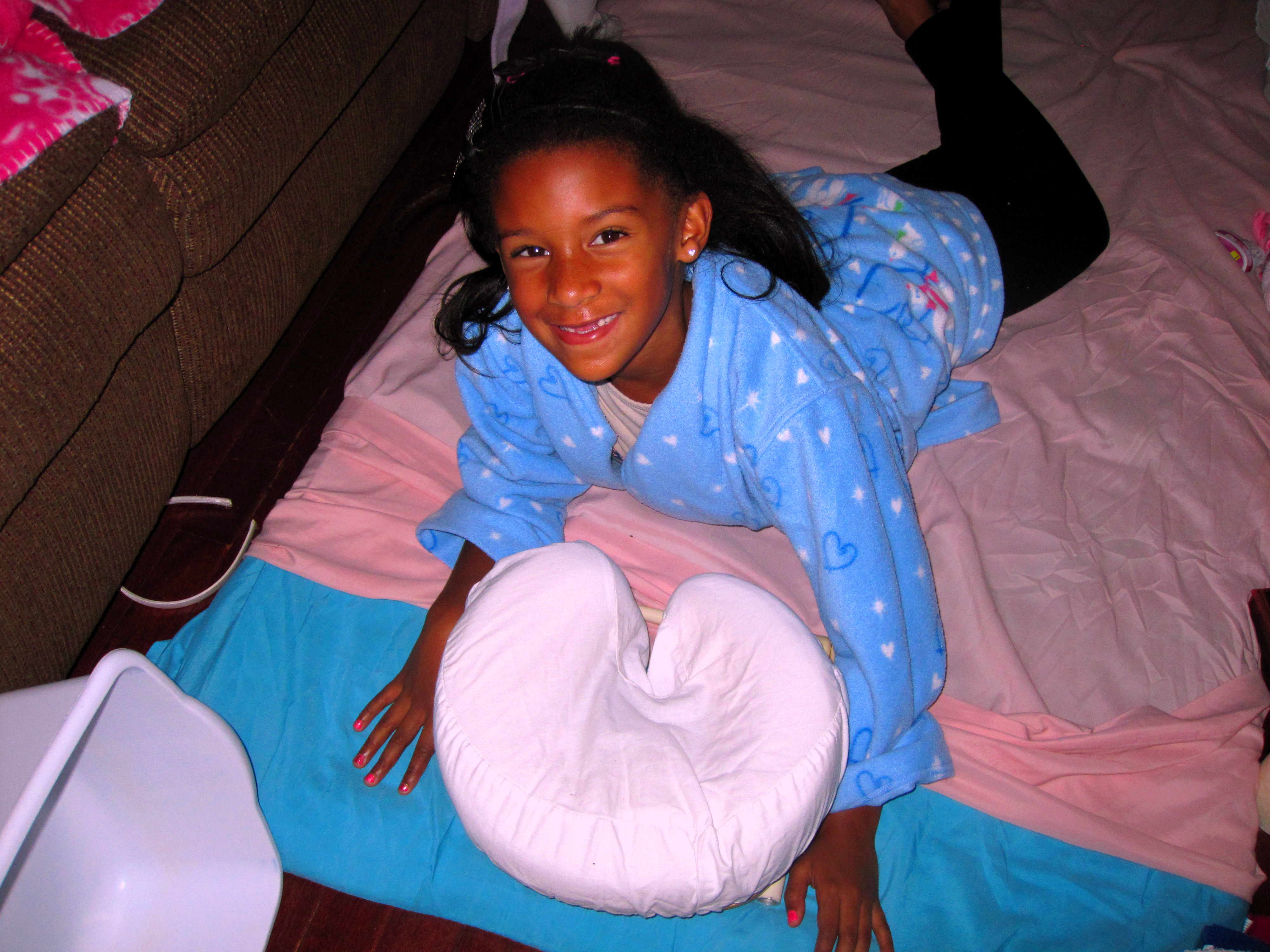 Blue Heart Spa Robe And Big Smiles During Her Kids Massage Blue Heart Spa Robe And Big Smiles During Her Kids Massage