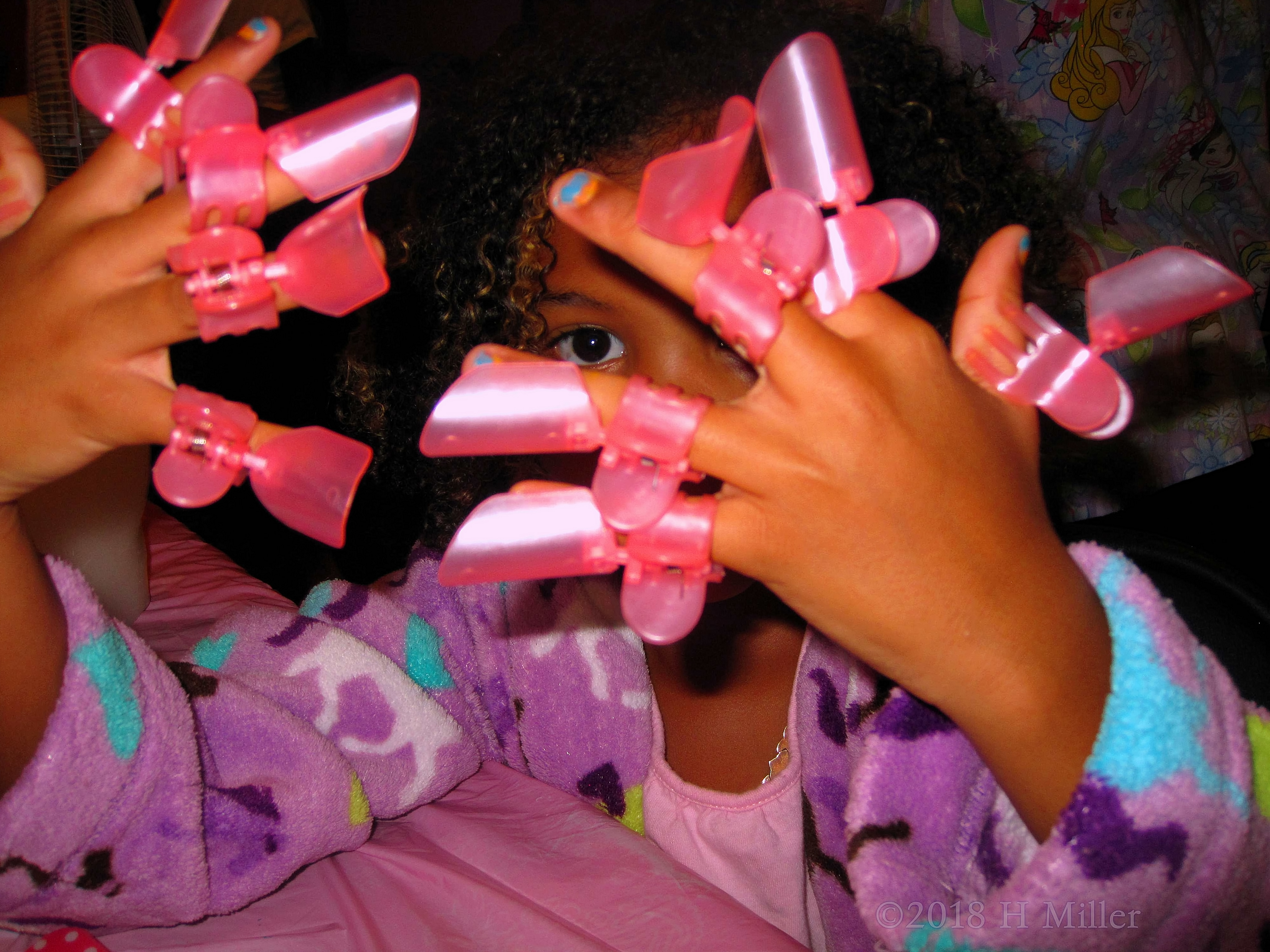 Manicure Protectors And Showing Off Her New Kids Mini Mani! Manicure Protectors And Showing Off Her New Kids Mini Mani!