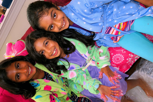 Everyone Is Having A Great Time At The Kids Home Spa Party!! Everyone Is Having A Great Time At The Kids Home Spa Party!!