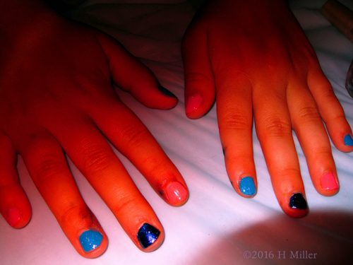 Robin's Egg Blue And Midnite Blue Mani With Glitter. Tweens Nail Art. Robin's Egg Blue And Midnite Blue Mani With Glitter. Tweens Nail Art.