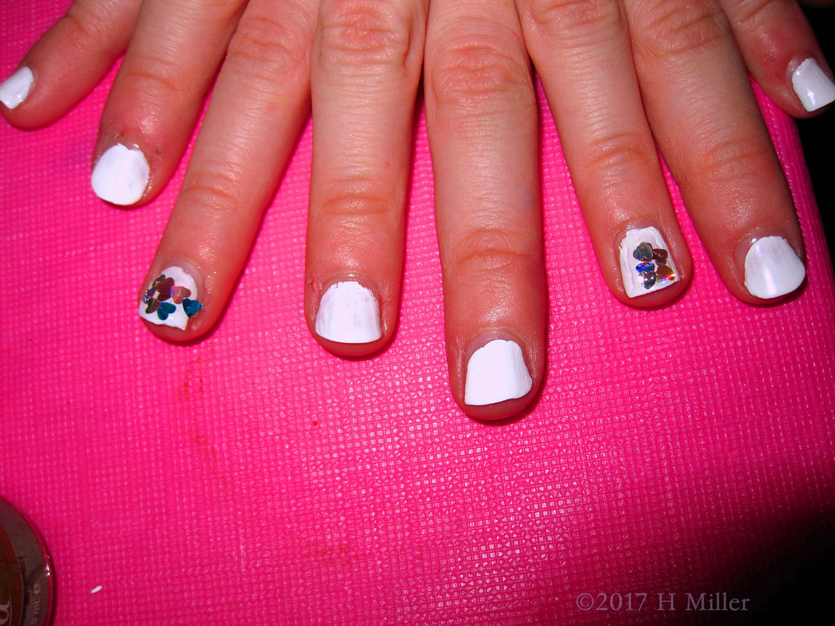 White Nail Polish With Sparkly Glitter Hearts. 