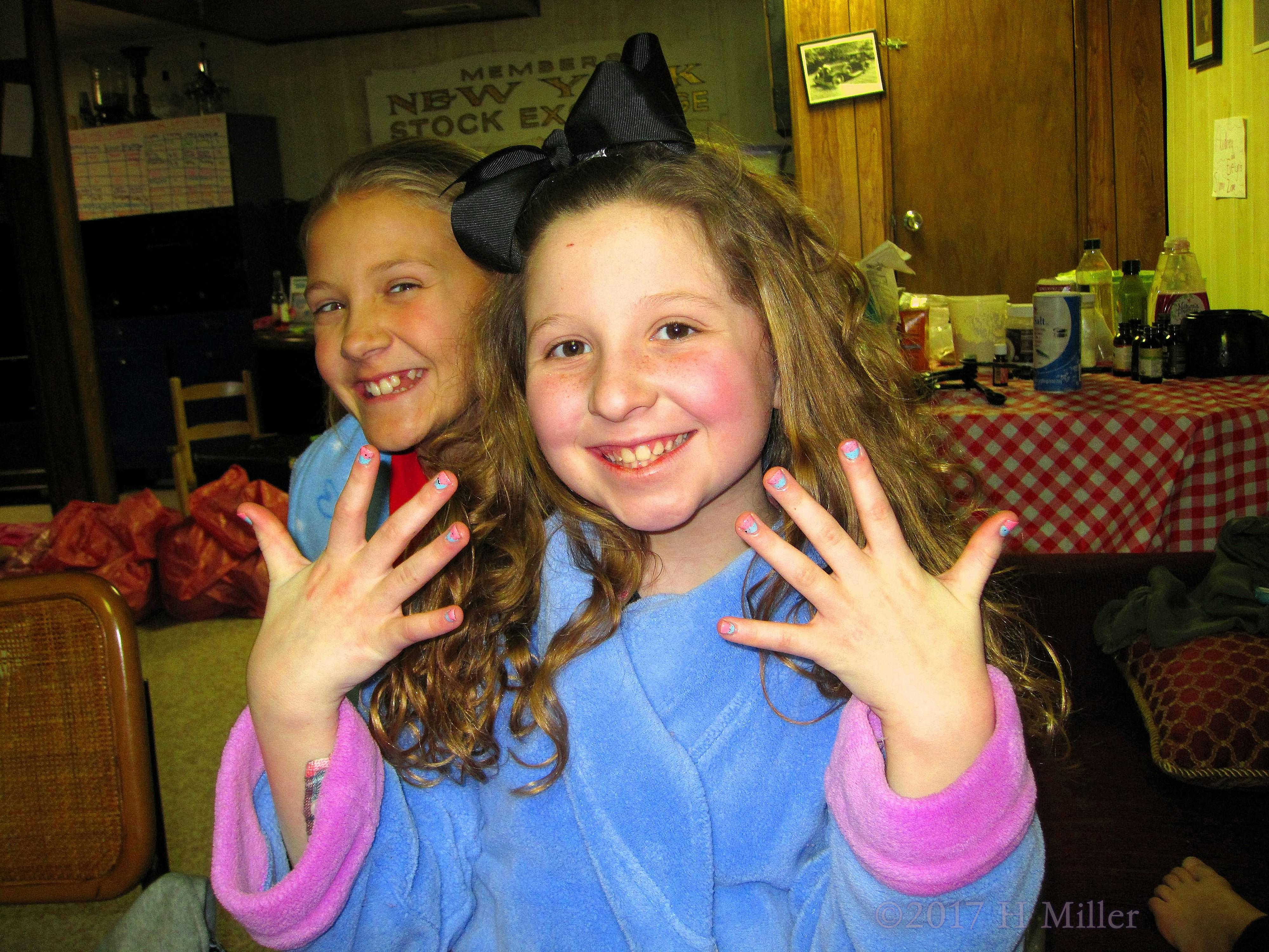 Check Out The Manicure Photo Bomb! Check Out The Manicure Photo Bomb!