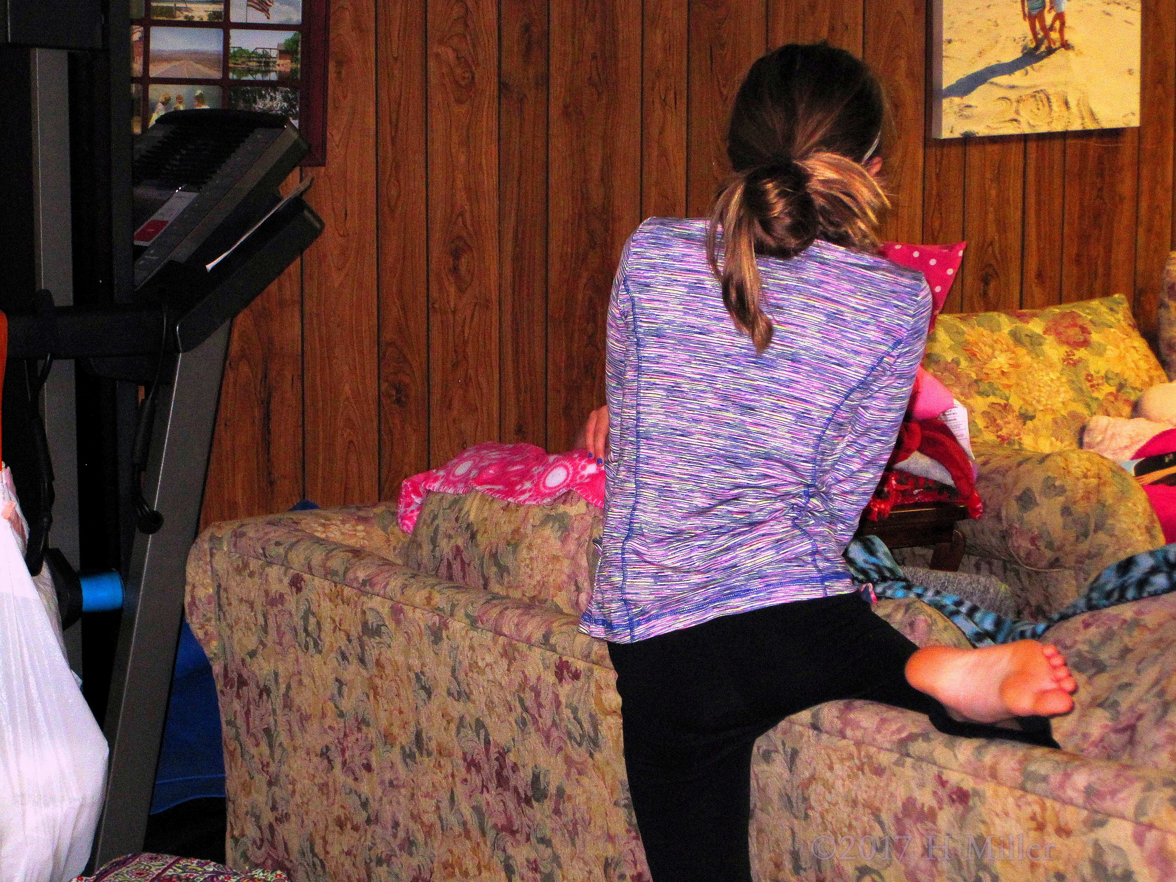 Chilling Out At The Kids Party! 4 Chilling Out At The Kids Party! 4