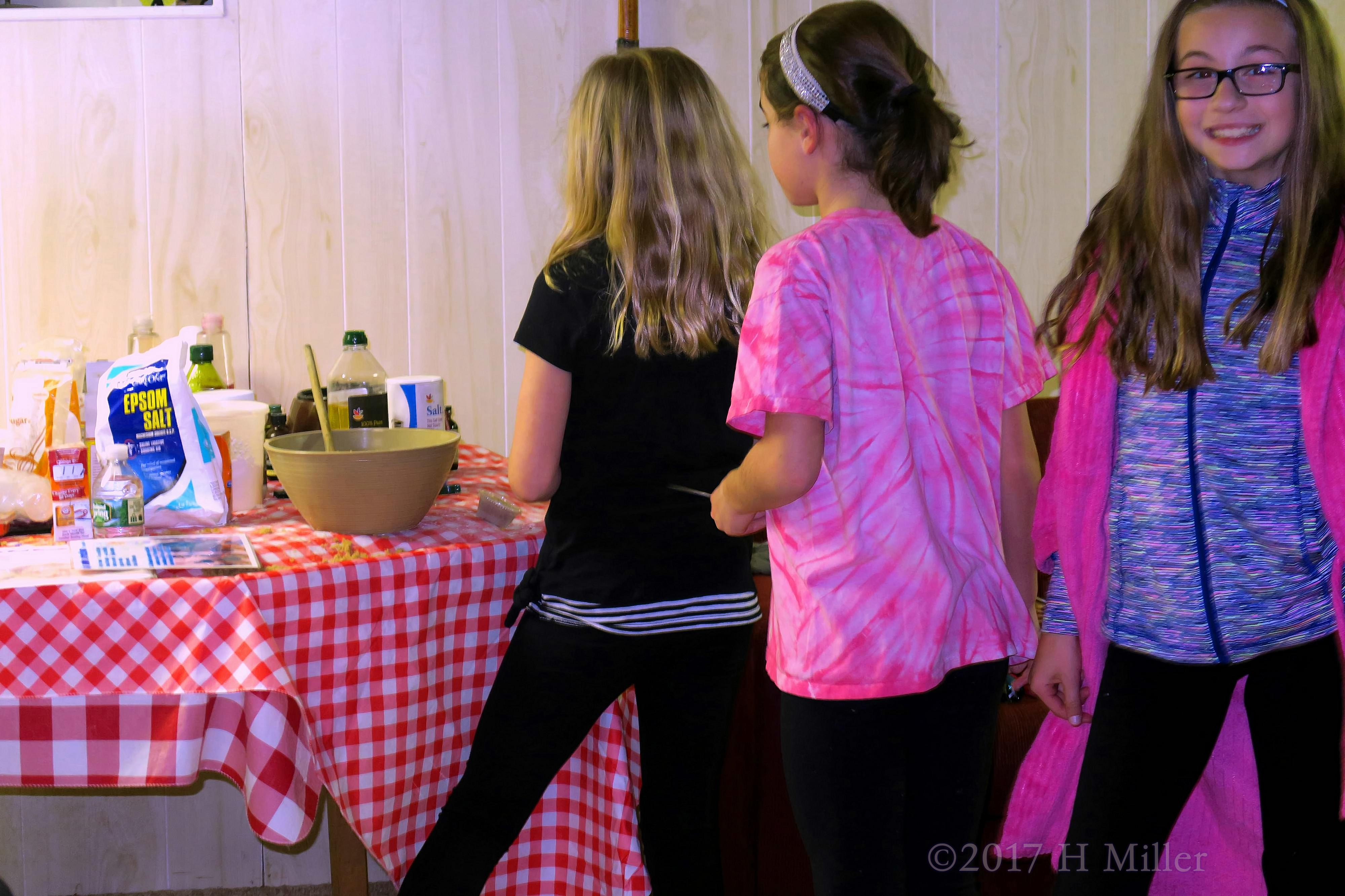 Everyone Is Having Fun Making Awesome Homemade Kids Crafts At The Spa! 4 Everyone Is Having Fun Making Awesome Homemade Kids Crafts At The Spa! 4