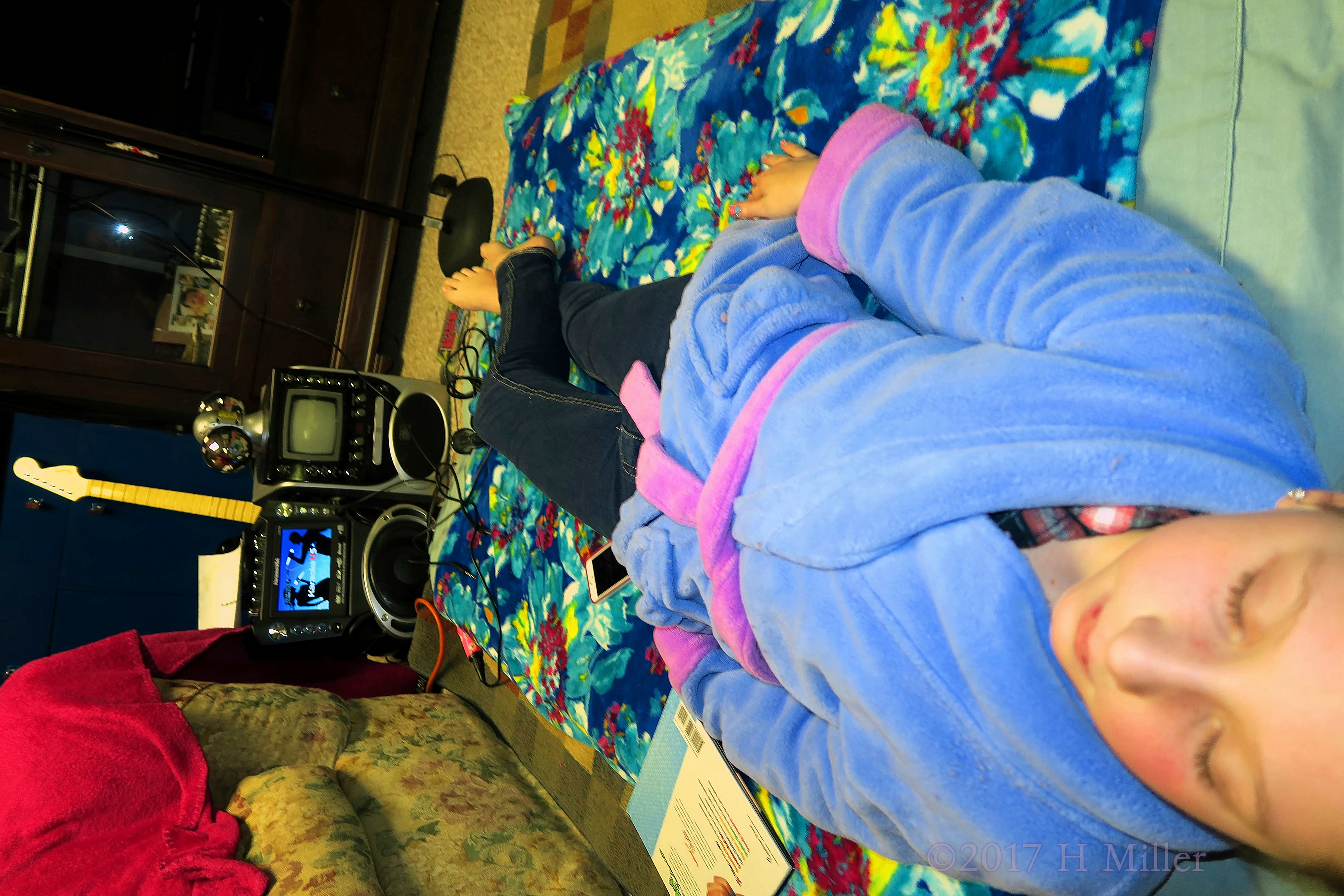 Relaxing And Getting Ready To Have Her Kids Facial Spa Activity. 4 Relaxing And Getting Ready To Have Her Kids Facial Spa Activity. 4