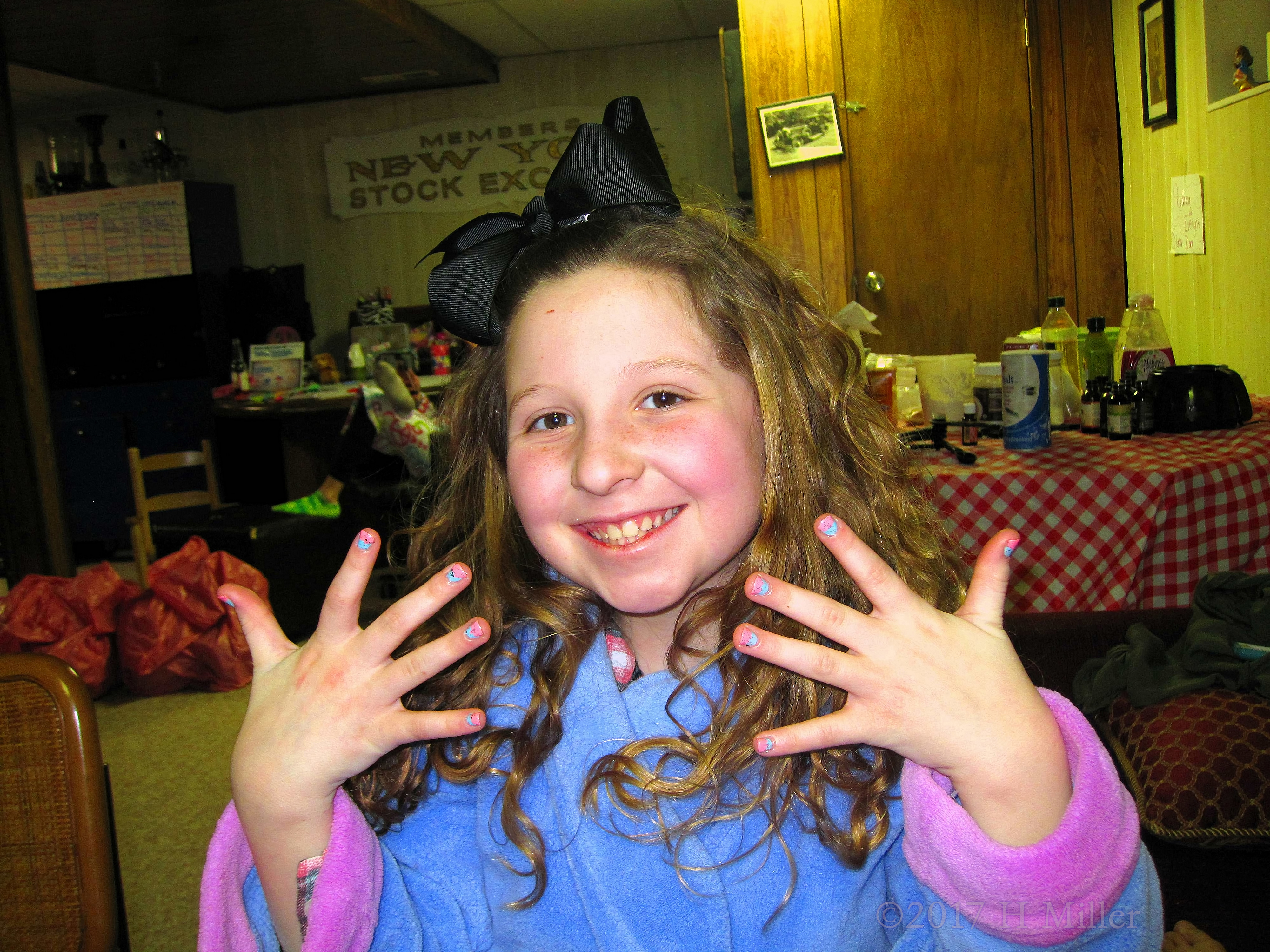 She Likes Her New Mini Manicure With Blue And Pink Ombre! 