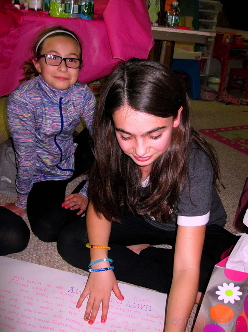 Audrey Is Very Happy To Read Her Friends' Kind Messages. 