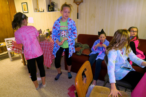 Getting Manicures Is So Much Fun With Friends. Getting Manicures Is So Much Fun With Friends.