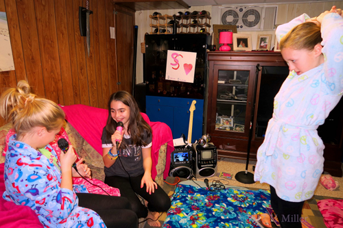 Singing Over The Speaker Is Even More Fun With Friends! Singing Over The Speaker Is Even More Fun With Friends!