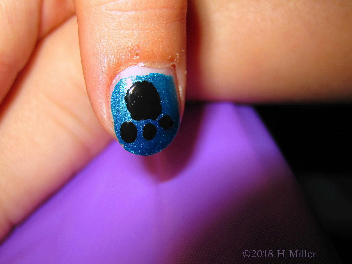 What Adorable Dog Paws Nail Art On This Girls Manicure!