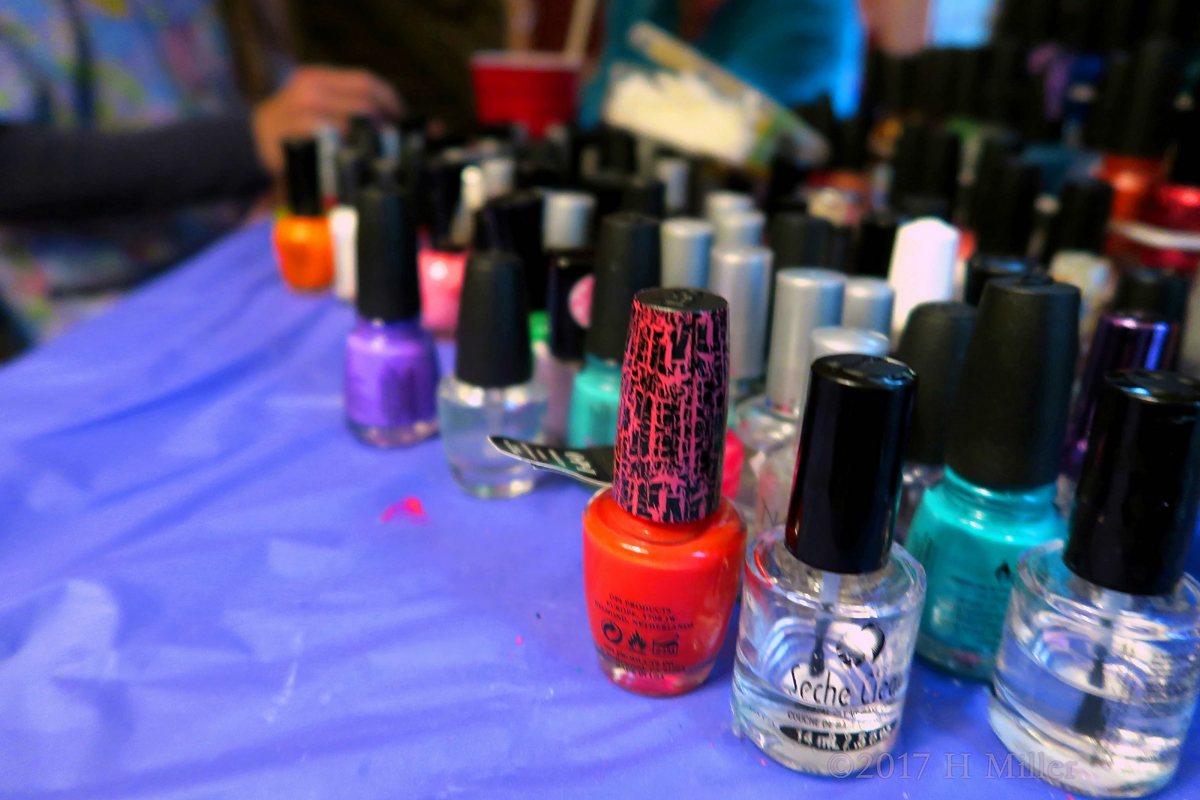 Clear Or Colored, All Nail Polishes Are Our Favourites! 
