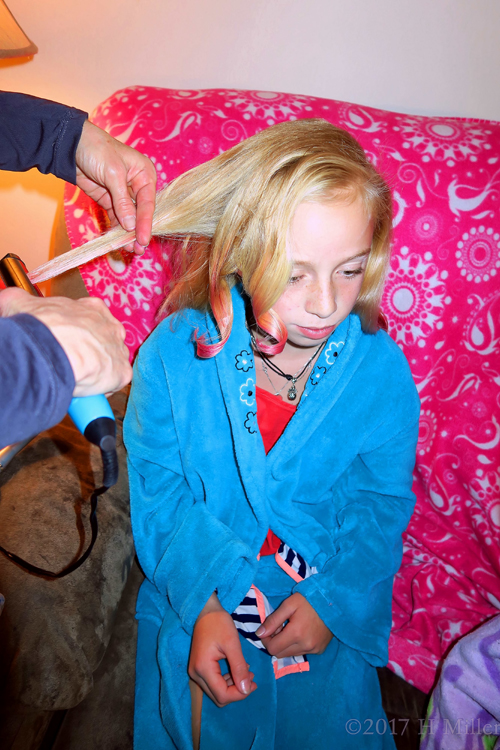 Secret Behind Achieving Soft Effortless Curls For This Girls Hairstyle. Secret Behind Achieving Soft Effortless Curls For This Girls Hairstyle.