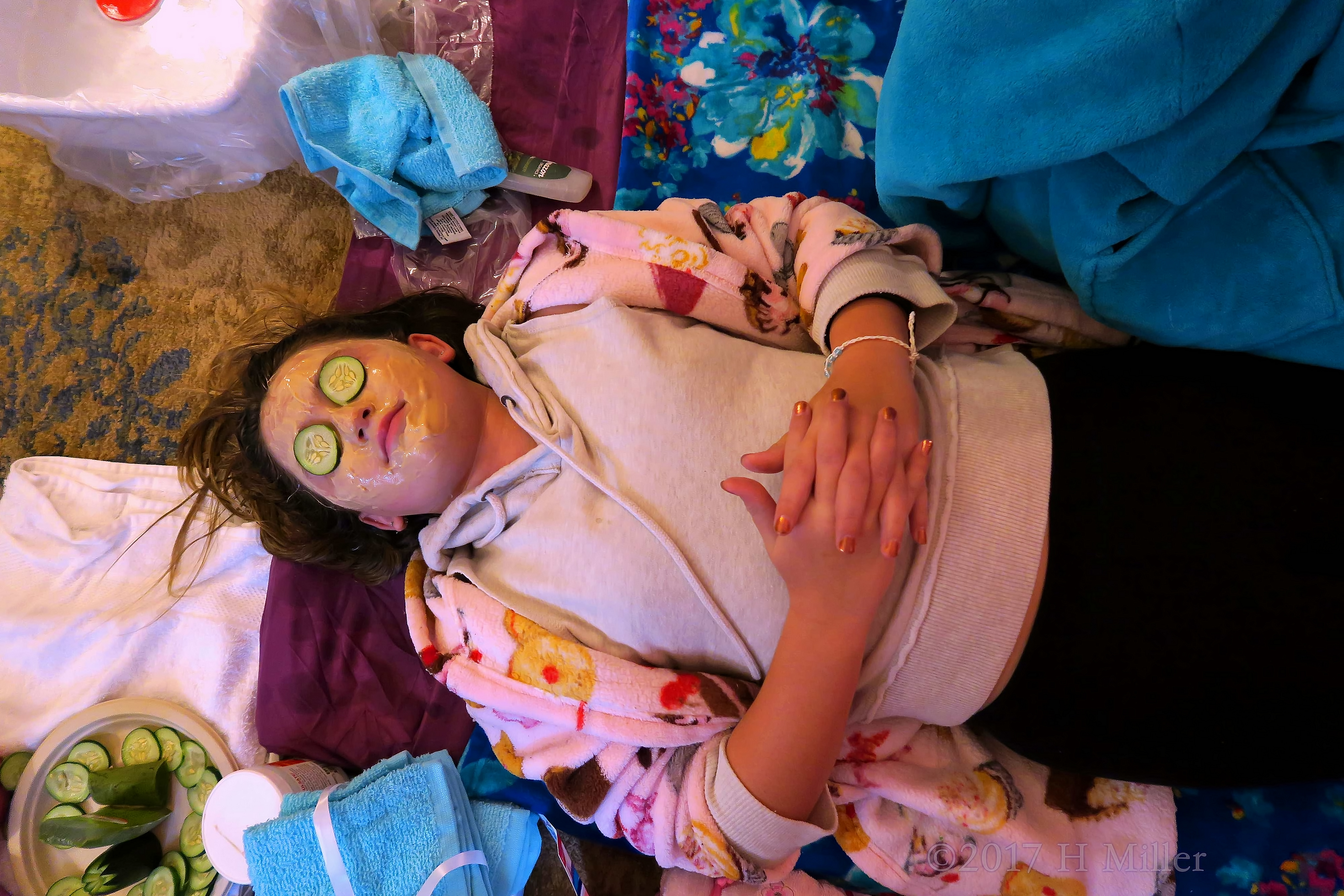 Relaxing And Getting A Girls Facial Masque Relaxing And Getting A Girls Facial Masque