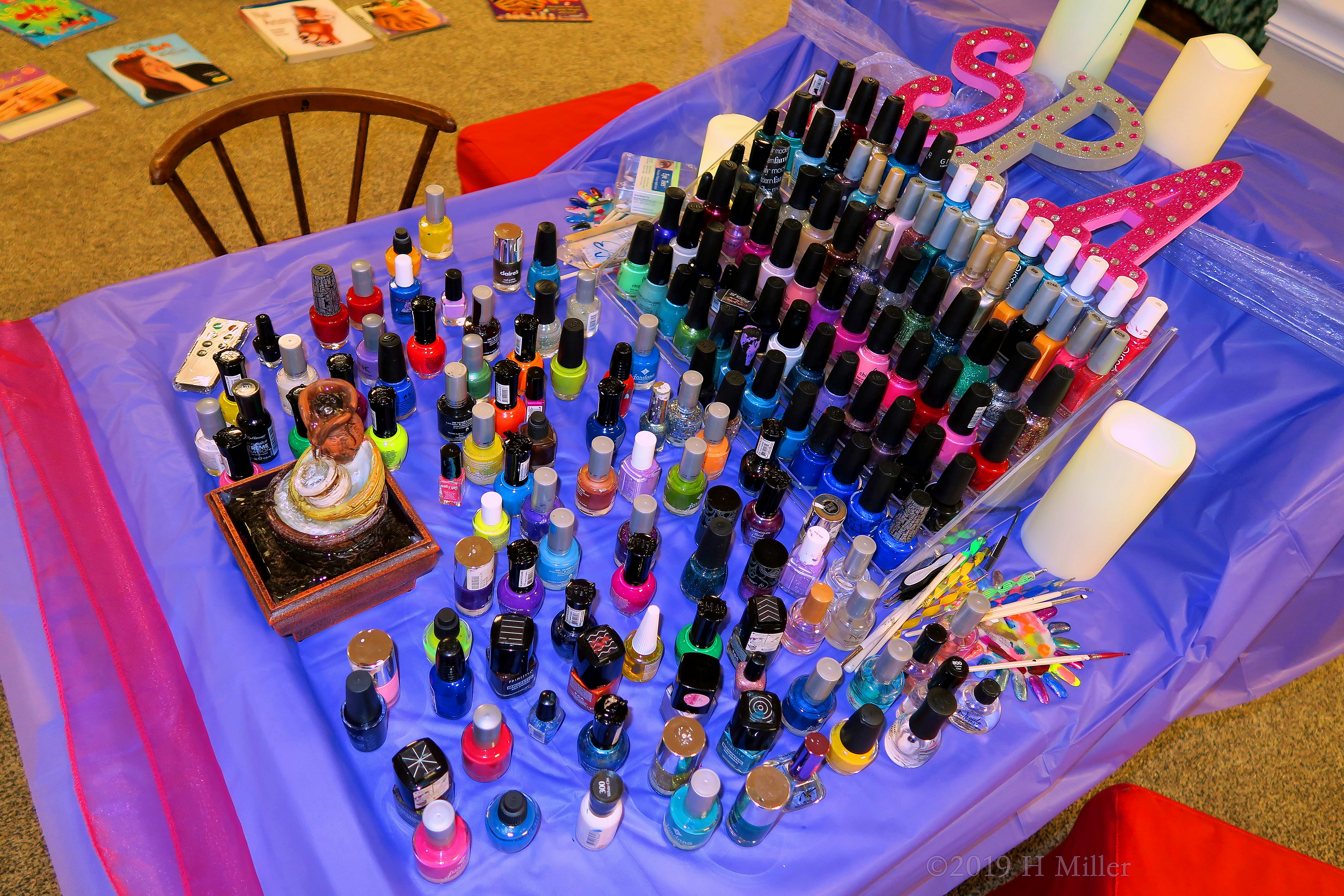 Mini Fountain With Nail Polish Colors Ready For Girls Manicures Mini Fountain With Nail Polish Colors Ready For Girls Manicures