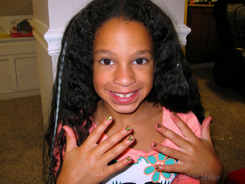 Big Smile With Gold Kids Manicure Big Smile With Gold Kids Manicure