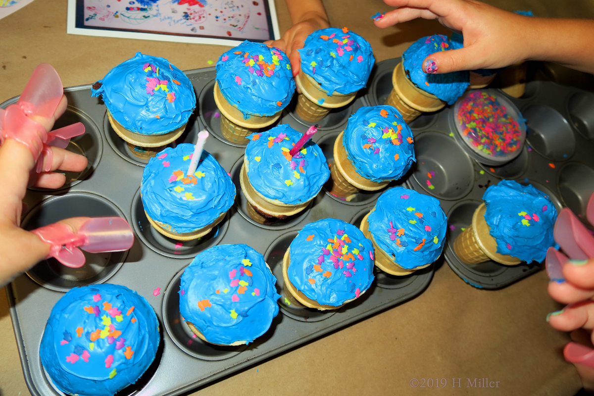 Blazing Blue Cupcakes At The Kids Spa! 