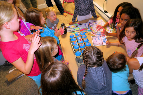 Golden Group Hangs! Group Photo At The Cake Table! Golden Group Hangs! Group Photo At The Cake Table!