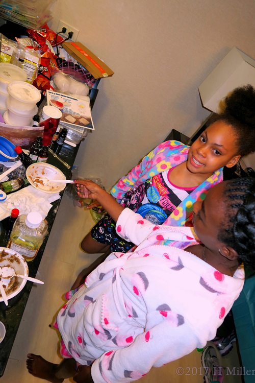 Measuring Carefully While Making Sugar Body Scrub Kids Crafts. Measuring Carefully While Making Sugar Body Scrub Kids Crafts.