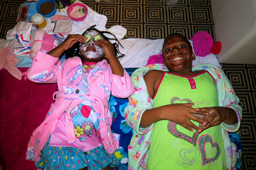 Smiling And Happy While Her Friend Gets Her Girls Facial! Smiling And Happy While Her Friend Gets Her Girls Facial!