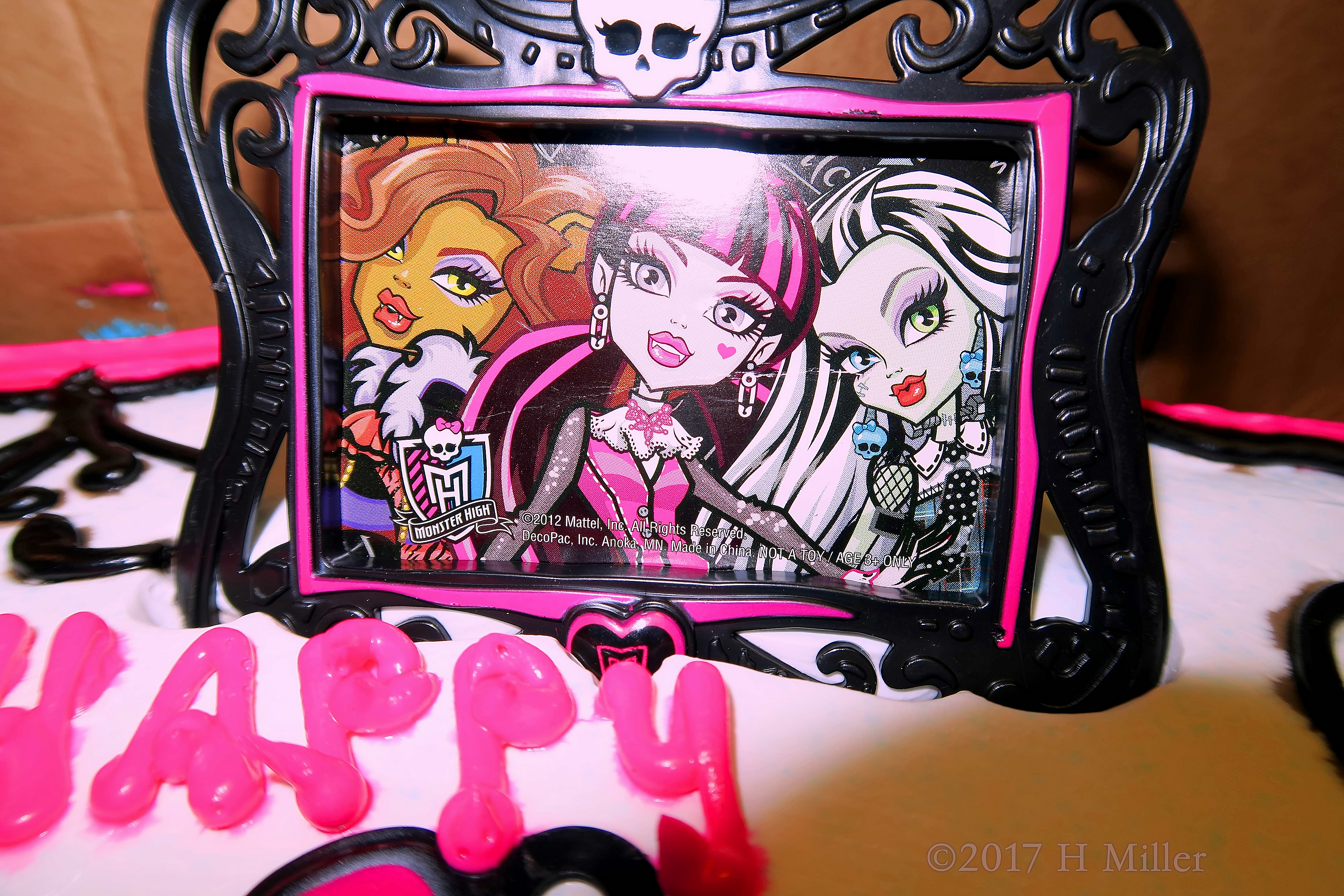 A Close Up Of The Monster High Group On Top Of The Birthday Cupcakes! 
