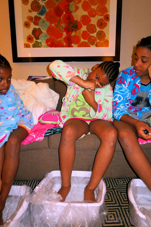 Opening The Essential Oil For Her Kids Footspa. Opening The Essential Oil For Her Kids Footspa.