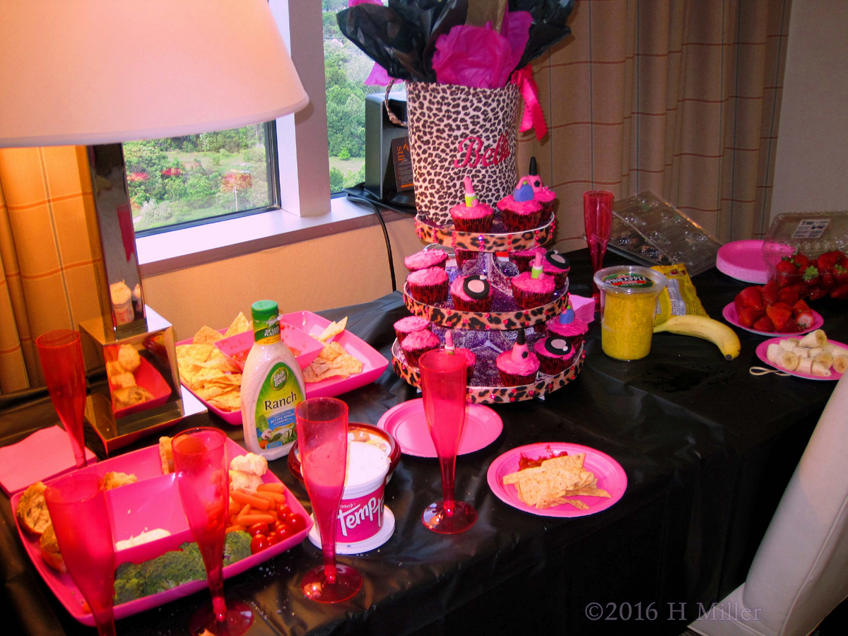 Cute Pink Dishes For Yummy Snacks 