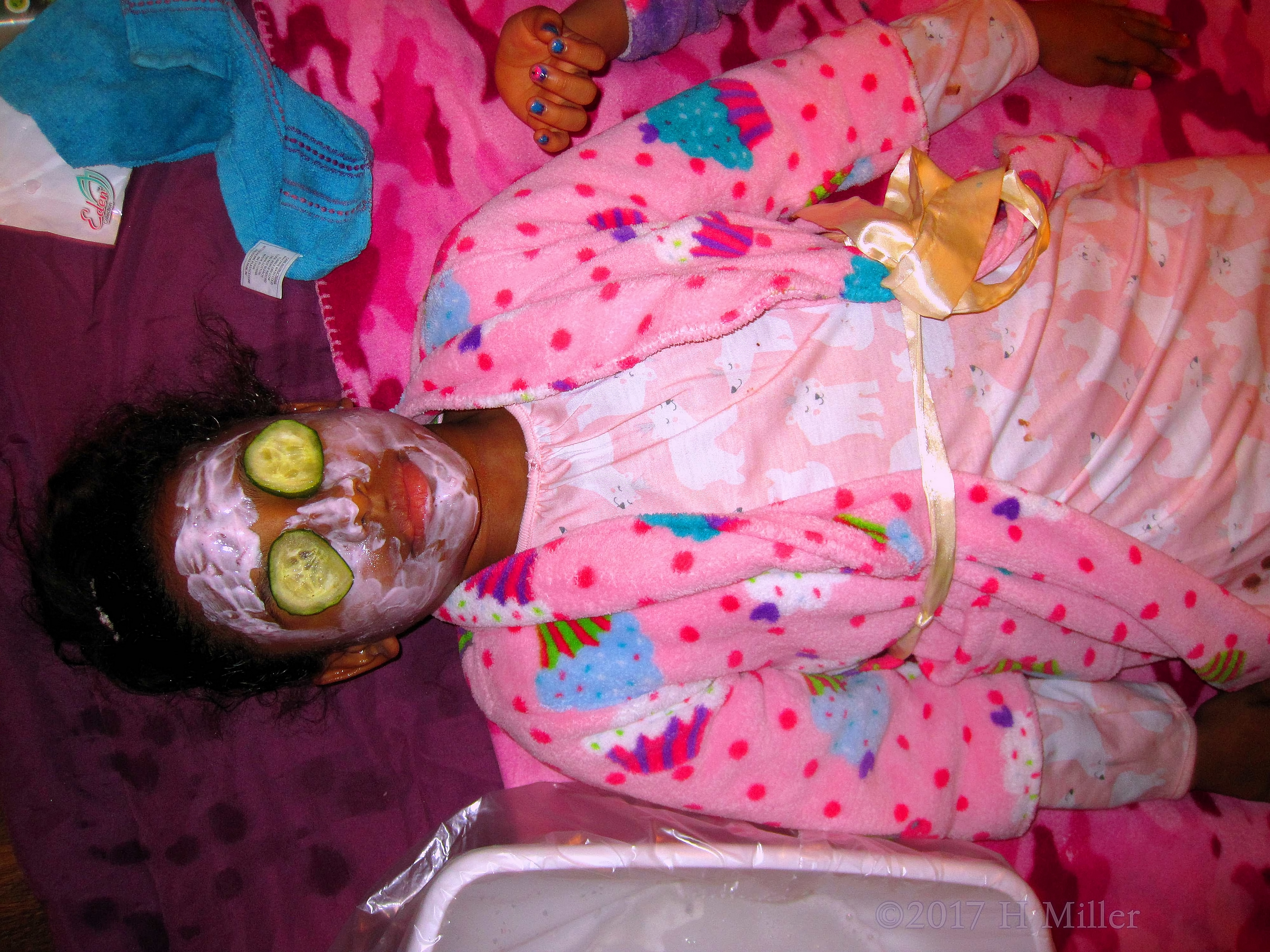 Facial For Girls Treatment With Cukes On The Eyes! Facial For Girls Treatment With Cukes On The Eyes!