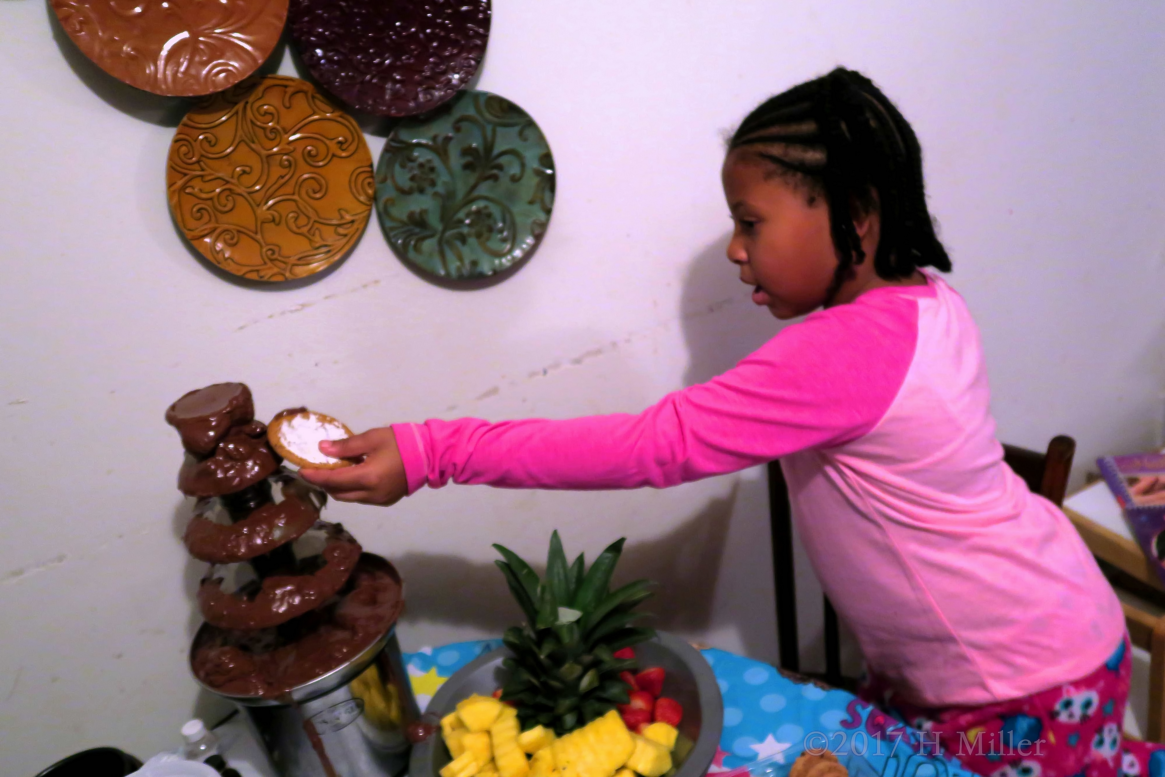 Tasty Cookies Covered With Chocolate Fondue! Tasty Cookies Covered With Chocolate Fondue!