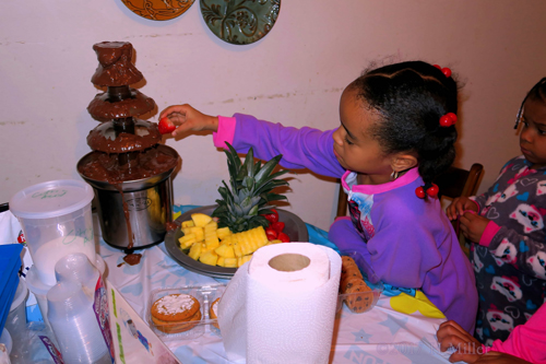 Chocolate Fondue Covered Strawberries Are Super Yummy! Chocolate Fondue Covered Strawberries Are Super Yummy!