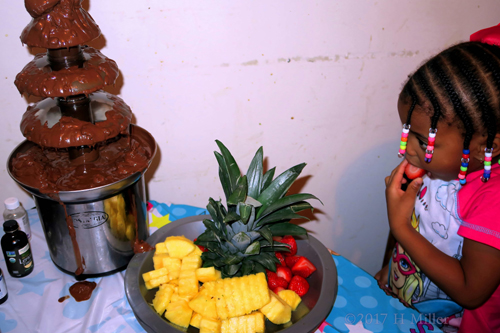 Fruit Snacks Dipped In The Chocolate Fountain Are So Yummy! Fruit Snacks Dipped In The Chocolate Fountain Are So Yummy!